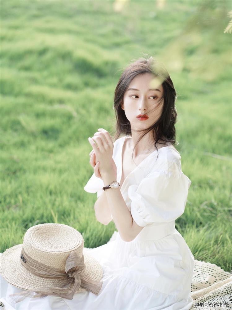 Đổi gió phong cách mùa hè với những item nhẹ nhàng nữ tính-3