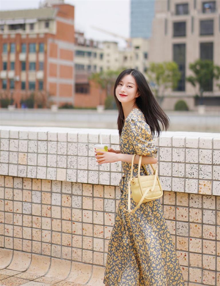 Đổi gió phong cách mùa hè với những item nhẹ nhàng nữ tính-6
