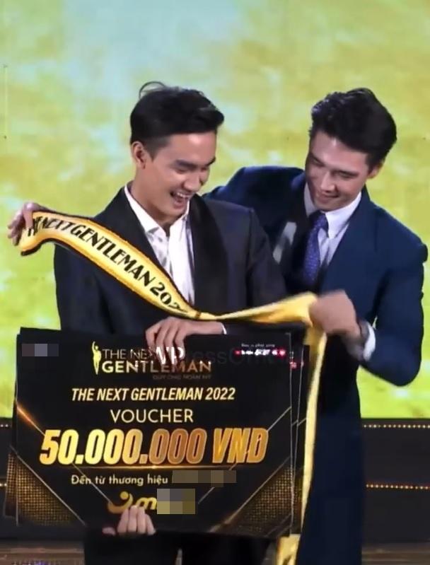 Hú hồn: Quán quân Phạm Kiên đeo băng như hoa hậu-2