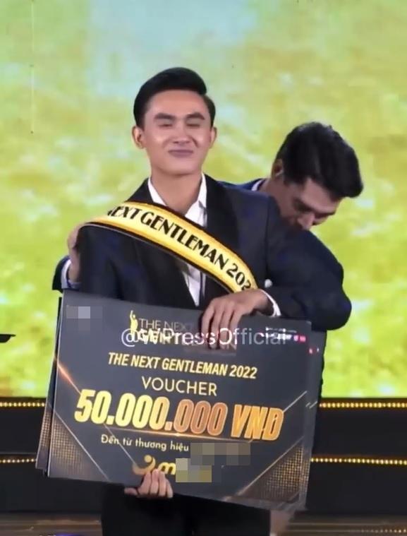 Hú hồn: Quán quân Phạm Kiên đeo băng như hoa hậu-3