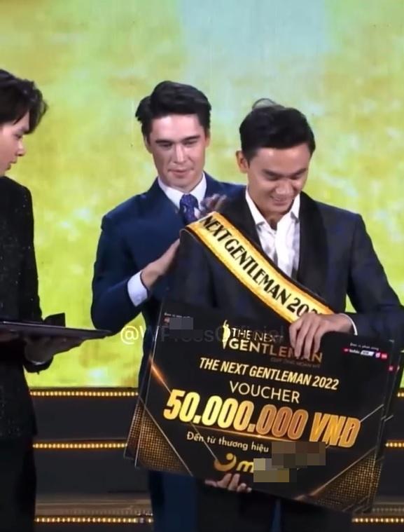 Hú hồn: Quán quân Phạm Kiên đeo băng như hoa hậu-4