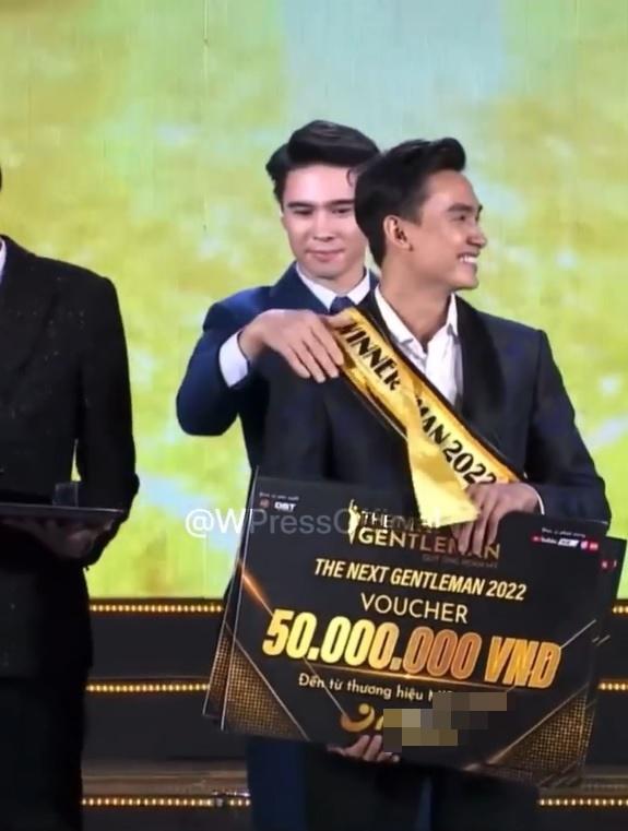 Hú hồn: Quán quân Phạm Kiên đeo băng như hoa hậu-5