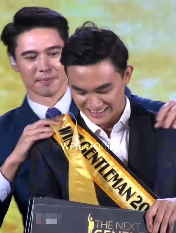 Hú hồn: Quán quân Phạm Kiên đeo băng như hoa hậu-6