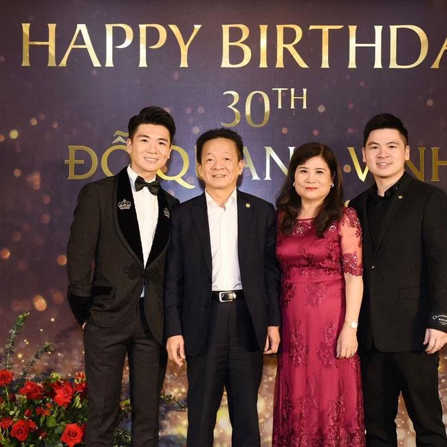 Ngỡ ngàng nhan sắc người vợ quyền lực của bầu Hiển-2