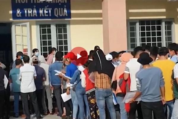 Chen lấn, ngã lăn quay khi đi làm sổ đỏ: Tôi phải đi từ 4h sáng-2