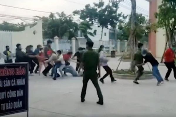 Chen lấn, ngã lăn quay khi đi làm sổ đỏ: Tôi phải đi từ 4h sáng-1