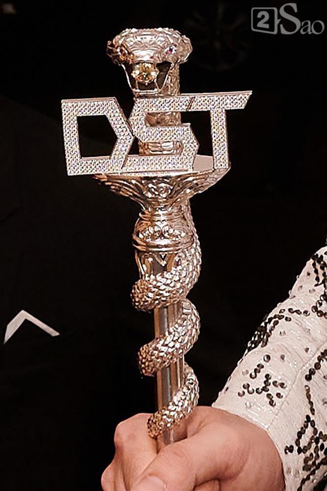 Quyền trượng 1.201 viên kim cương của Dược sĩ Tiến giá bao nhiêu?-3