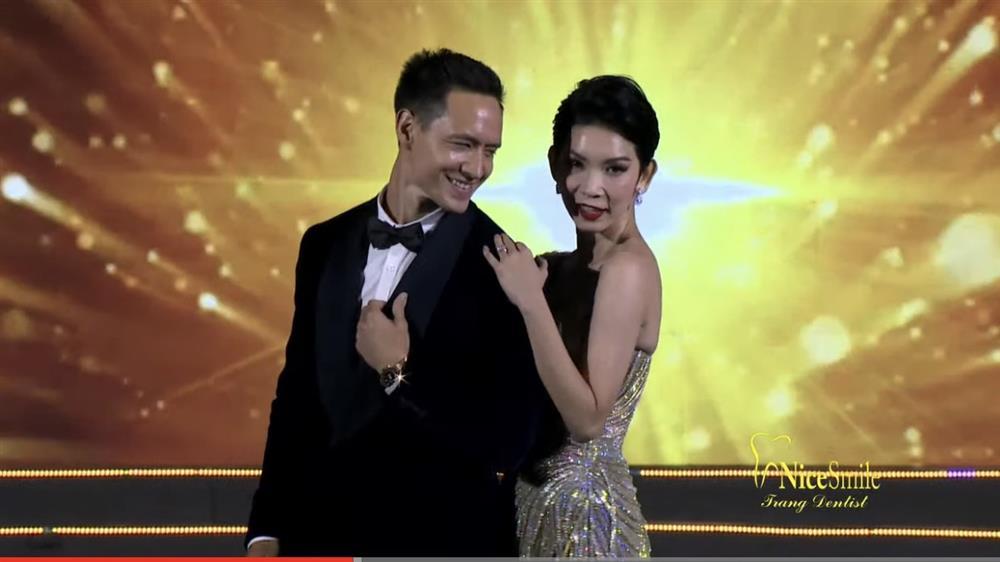 Xuân Lan catwalk trông rõ tội chỉ vì cái đầm quặp chân-4