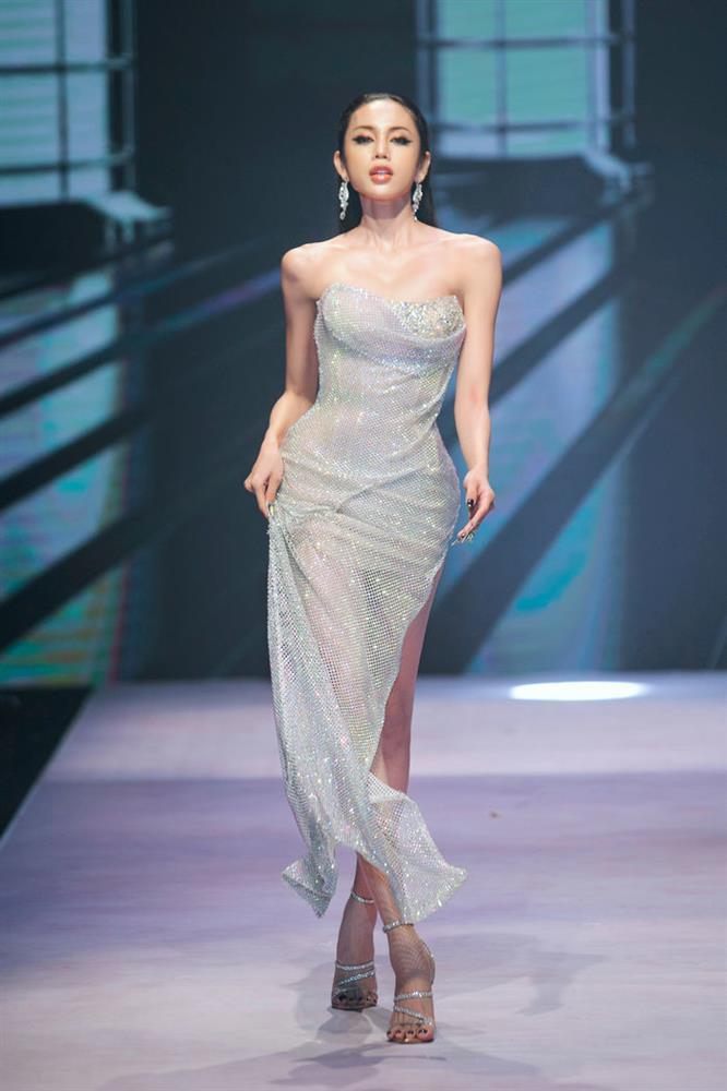 Xuân Lan catwalk trông rõ tội chỉ vì cái đầm quặp chân-6