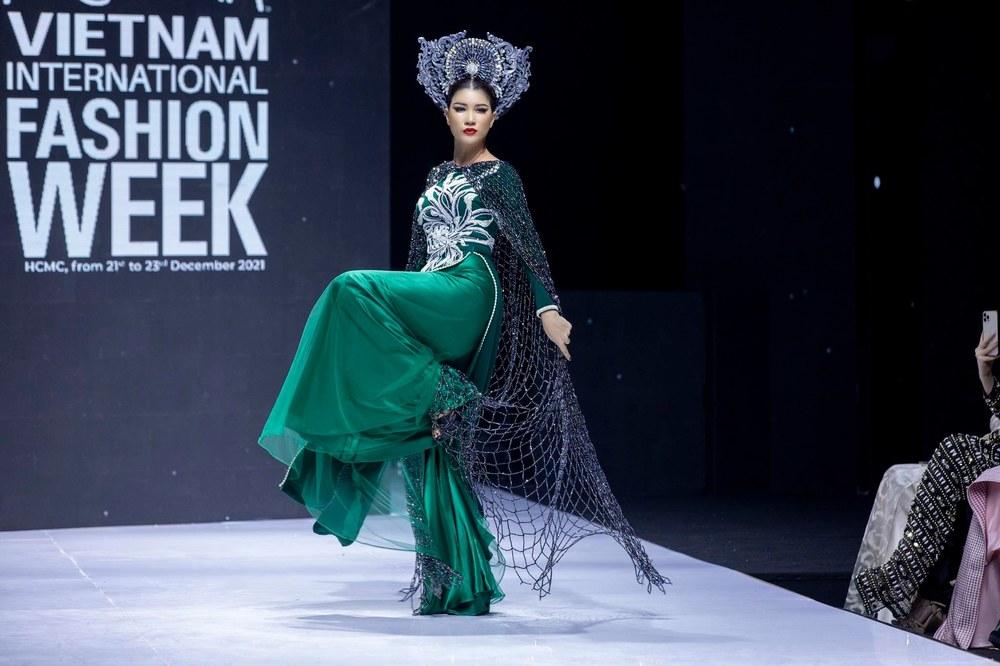 Xuân Lan catwalk trông rõ tội chỉ vì cái đầm quặp chân-13