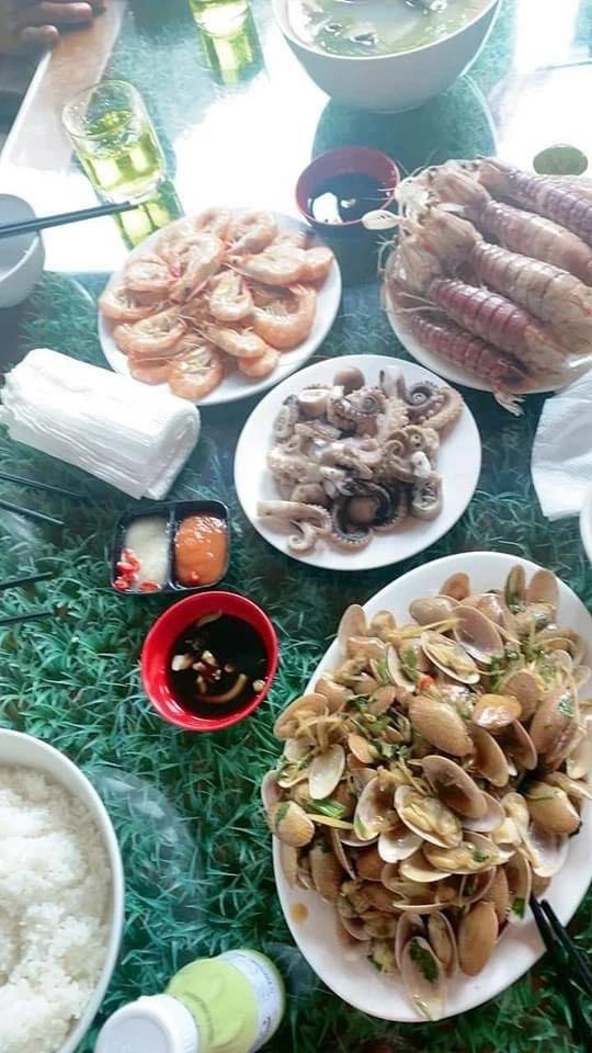 Fierce controversy over 6.5 million dong seafood party in Ha Long Bay-2