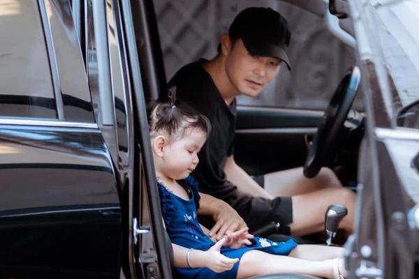 Con gái Phượng Chanel - Quách Ngọc Ngoan lớn phổng phao-9