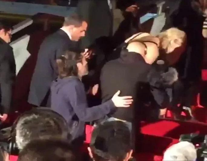 Sự cố thảm đỏ gây sốc của các mỹ nhân-9