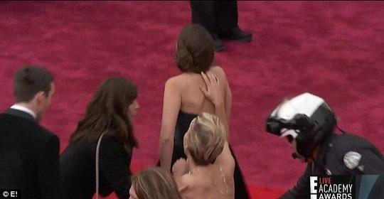 Sự cố thảm đỏ gây sốc của các mỹ nhân-11