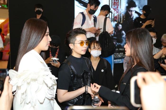 Mai Phương Thúy cao to vượt trội trong nhóm bạn thân-2