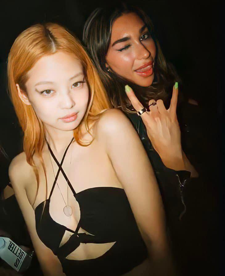 Jennie mặc áo chỉ có đúng 1 mảnh vải, dự báo cháy hàng-8