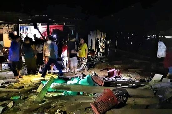 Xe tải mất lái lao vào nhà dân, 3 mẹ con tử vong