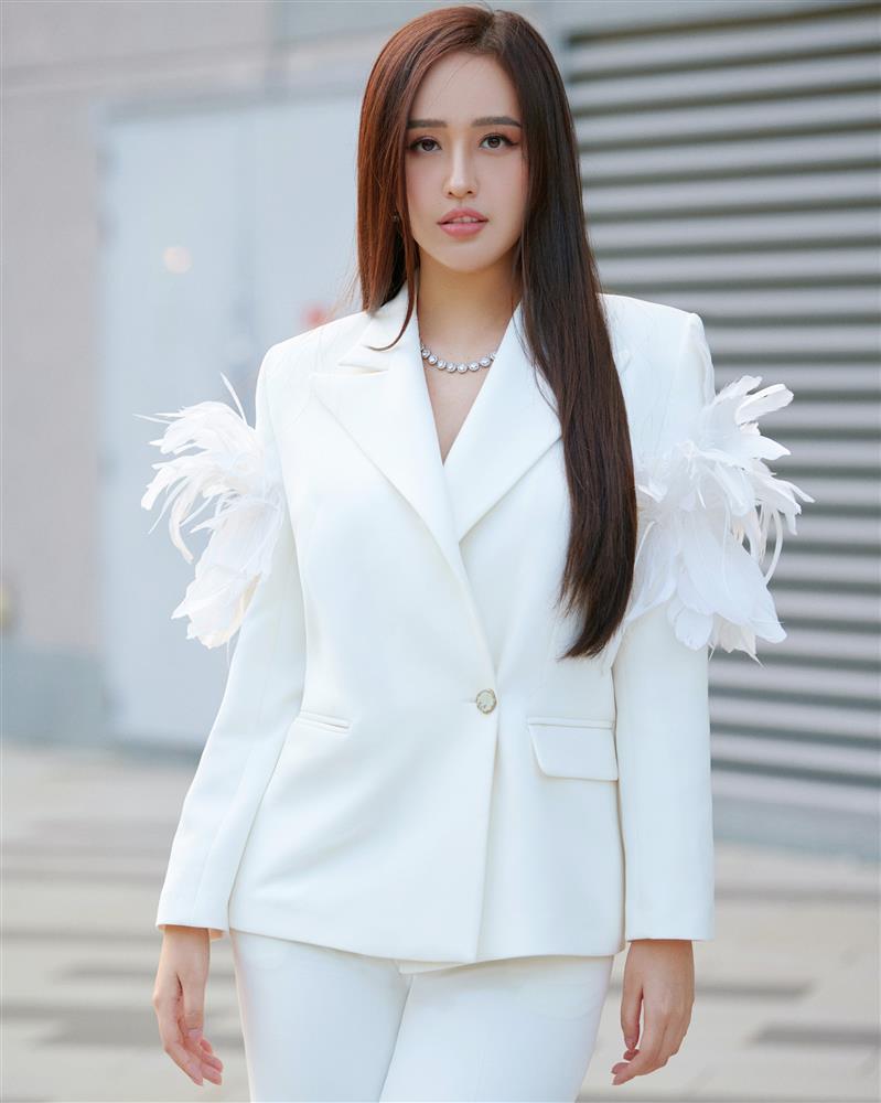 Mai Phương Thúy cao to vượt trội trong nhóm bạn thân-3