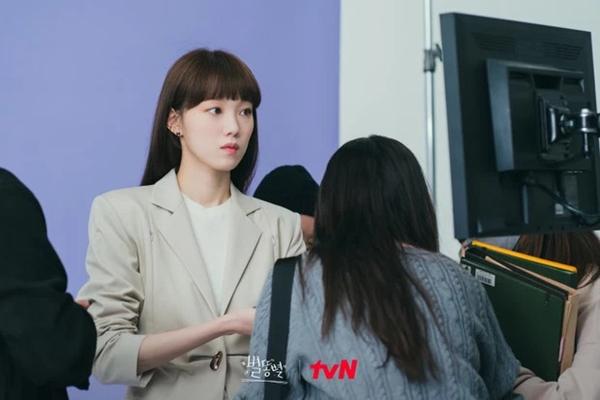 Xuất hiện mỹ nhân mặc đồ công sở đẹp lấn át Song Hye Kyo và Park Min Young-3