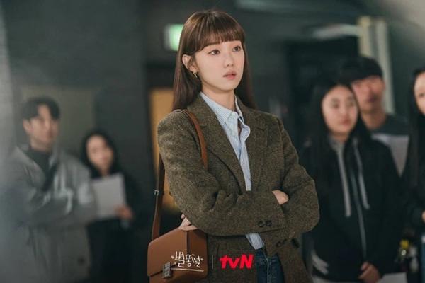 Xuất hiện mỹ nhân mặc đồ công sở đẹp lấn át Song Hye Kyo và Park Min Young-7