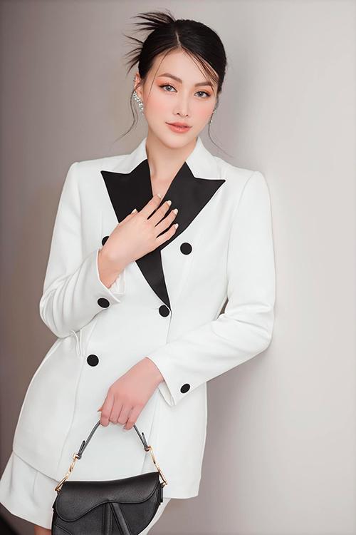 Miss Earth 2018 cũng ưu ái set suit ngắn này của NTK Hà Thanh Việt khi tham dự sự kiện.