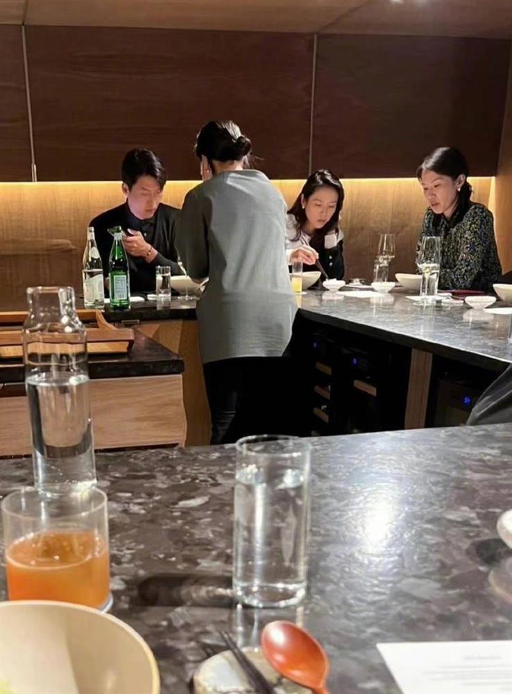 Sốc visual Hyun Bin - Son Ye Jin trong ảnh trăng mật mới lộ-1