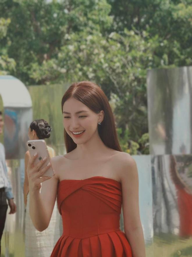 Chồng cũ lộ ảnh kém sắc, Hòa Minzy tươi tắn liên tục chạy show-2