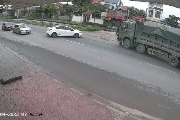 Clip: Vợ tử vong dưới bánh xe tải, chồng bất lực khóc gào thảm thiết