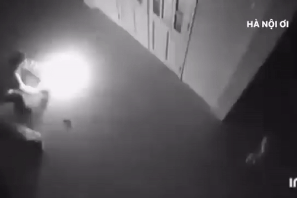 Clip: Gã đàn ông lồng lộn phóng hỏa, đốt nhà 1 phụ nữ trong đêm