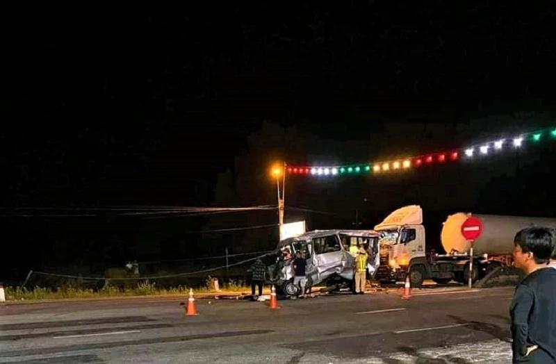 3 ô tô tông liên hoàn ở Quảng Ngãi, 1 người chết, 8 người bị thương-1