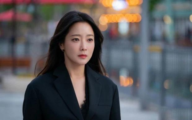 Có chị đại 3 lần bỏ vai giúp Song Hye Kyo hốt đậm-2