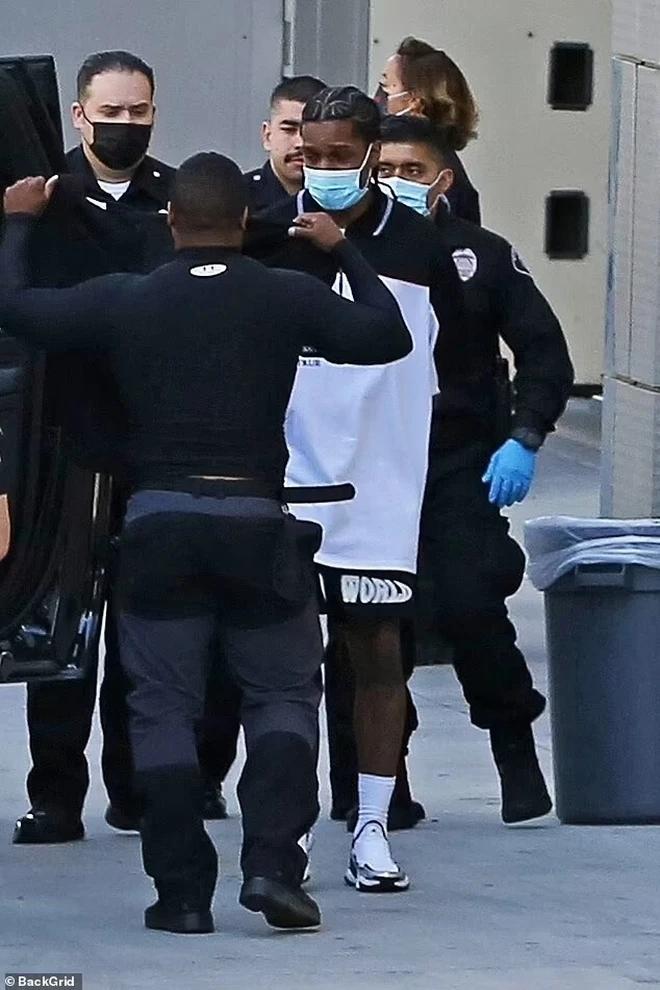 Rihanna và ASAP Rocky lần đầu xuất hiện sau vụ bị cảnh sát bắt-7