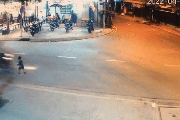 Theo mẹ đi bán vé số, bé trai 4 tuổi bị xe đâm văng lên vỉa hè-1