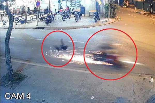 Theo mẹ đi bán vé số, bé trai 4 tuổi bị xe đâm văng lên vỉa hè-2