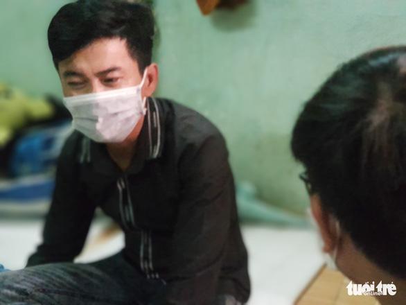 Theo mẹ đi bán vé số, bé trai 4 tuổi bị xe đâm văng lên vỉa hè-3