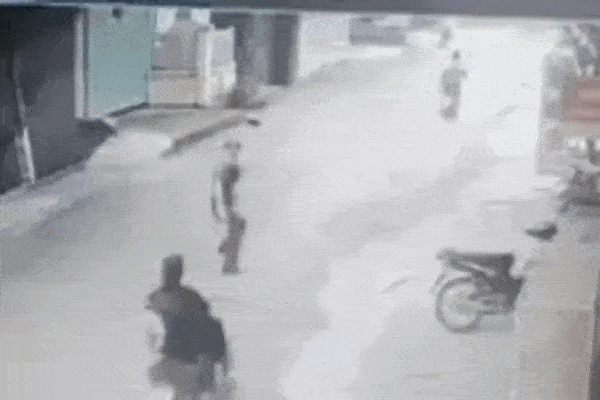 Clip: Male student riding a motorbike hits the police and runs away-1