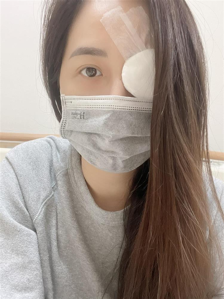 Mai Phương Thúy xuất hiện bơ phờ, mắt băng bó kín mít-1