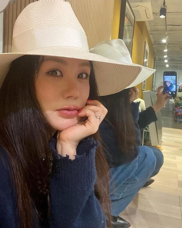 Visual chị gái U60 xứ Hàn: Body đồng hồ cát, nhìn chỉ như ngoài 30 tuổi-5