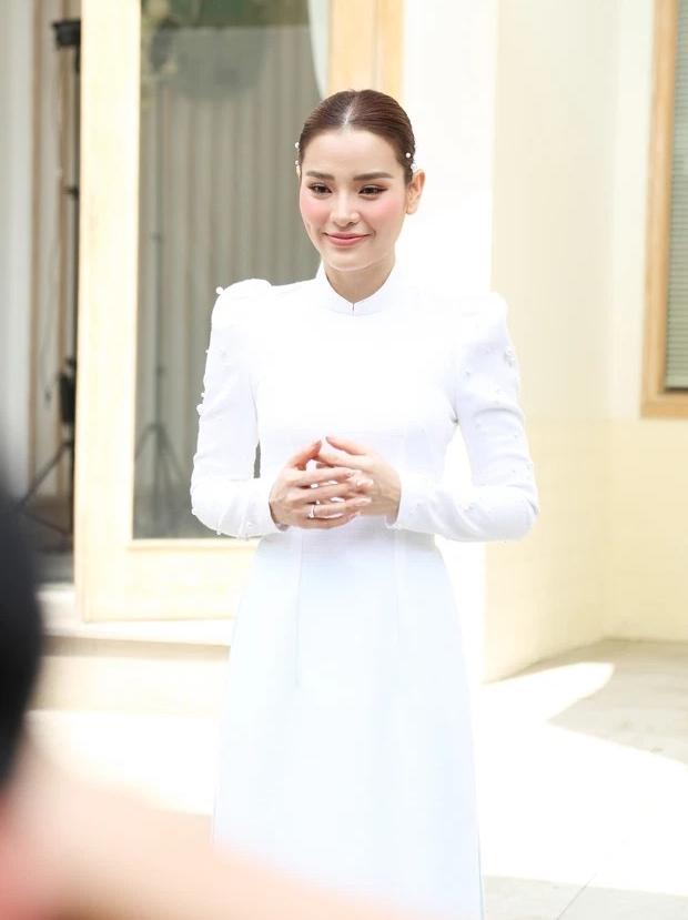 Cô dâu Phương Trinh Jolie mặc áo dài trắng để lộ bàn tay gân guốc-1