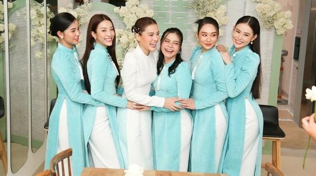 Cô dâu Phương Trinh Jolie mặc áo dài trắng để lộ bàn tay gân guốc-5