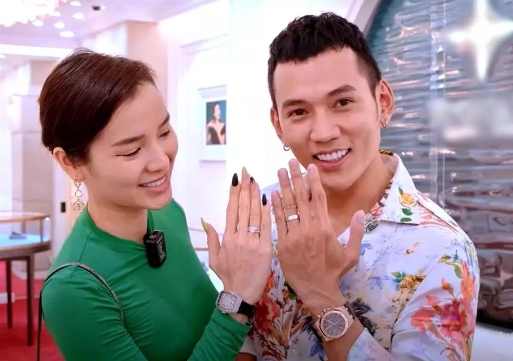 Cô dâu Phương Trinh Jolie mặc áo dài trắng để lộ bàn tay gân guốc-4