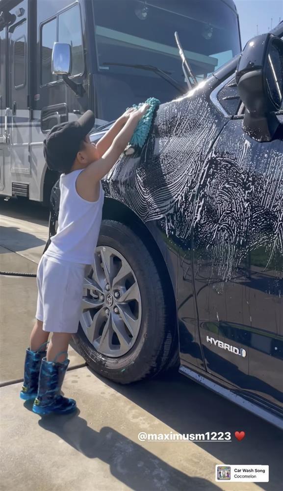 Con trai Phạm Hương lớn phổng phao, tự rửa ô tô ở tuổi lên 4-4