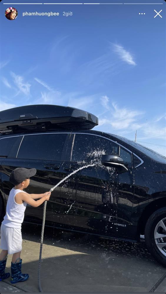 Con trai Phạm Hương lớn phổng phao, tự rửa ô tô ở tuổi lên 4-2