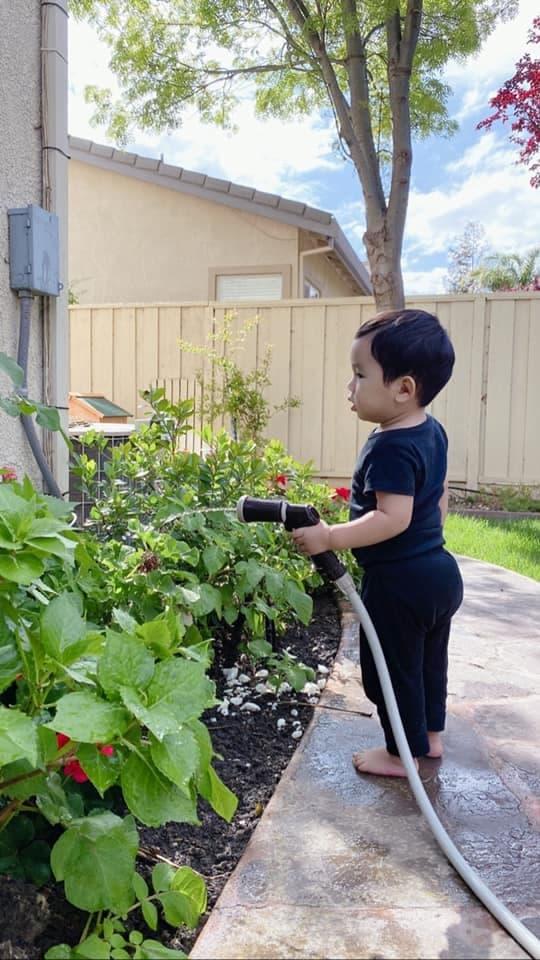 Con trai Phạm Hương lớn phổng phao, tự rửa ô tô ở tuổi lên 4-5