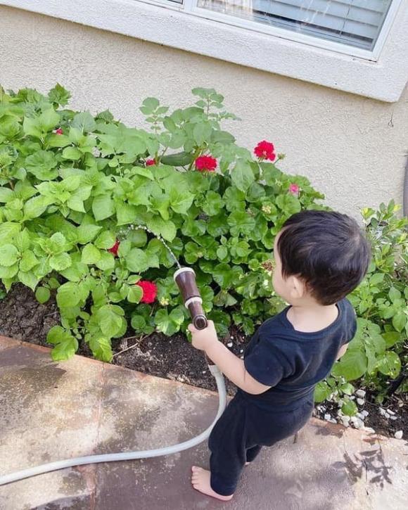 Con trai Phạm Hương lớn phổng phao, tự rửa ô tô ở tuổi lên 4-6