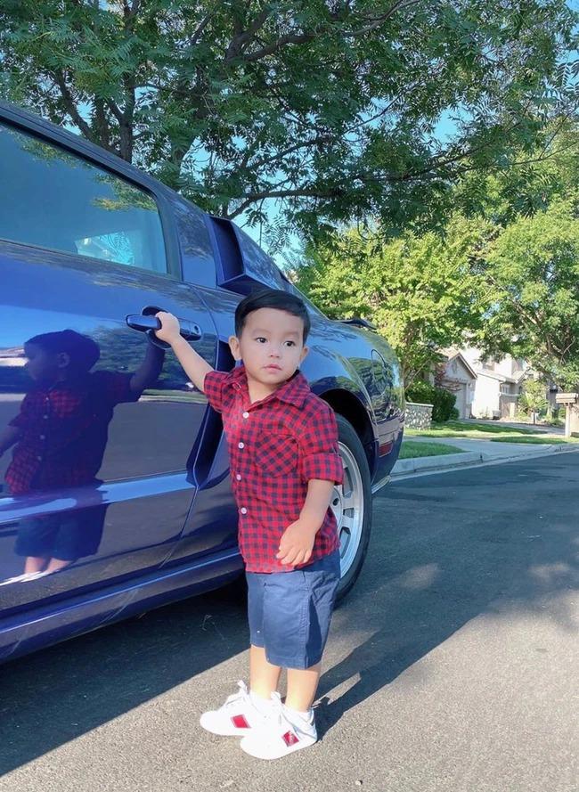 Con trai Phạm Hương lớn phổng phao, tự rửa ô tô ở tuổi lên 4-8