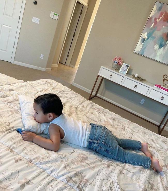 Con trai Phạm Hương lớn phổng phao, tự rửa ô tô ở tuổi lên 4-7