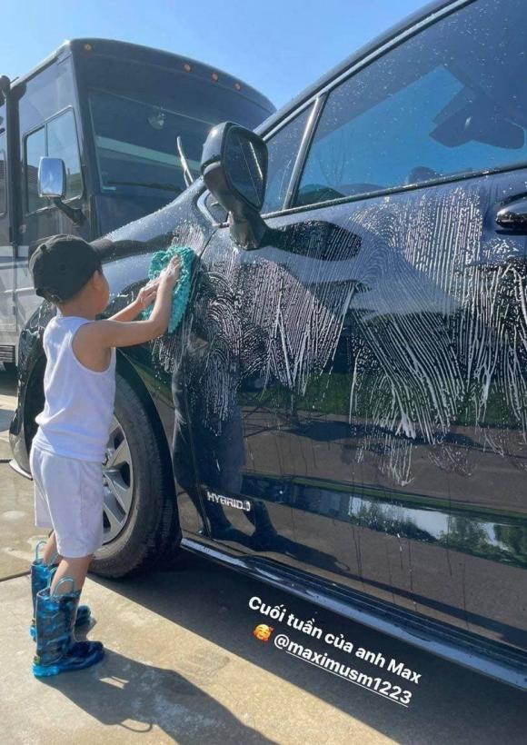 Con trai Phạm Hương lớn phổng phao, tự rửa ô tô ở tuổi lên 4-3