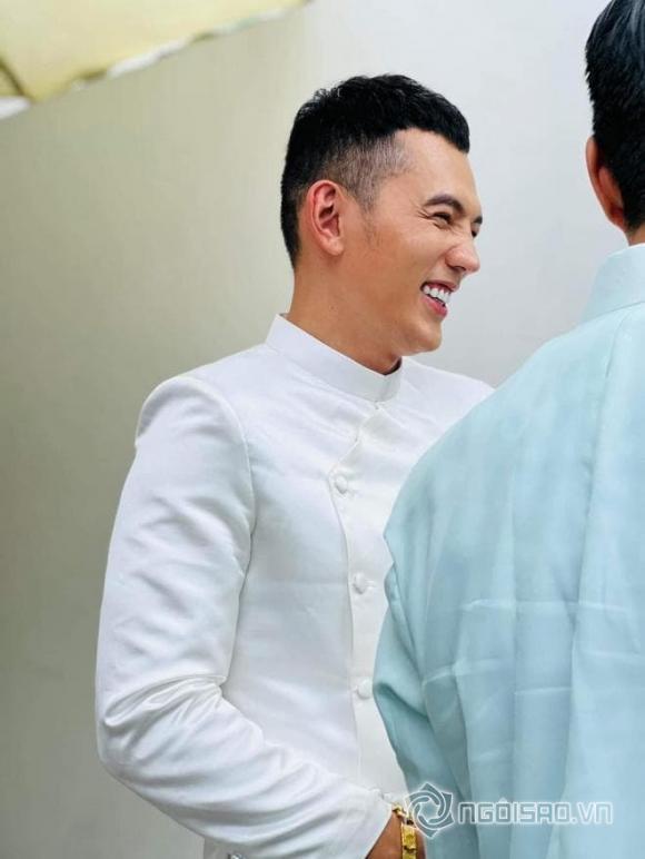 Ảnh cam thường Phương Trinh Jolie, liên tục lấy tay che bụng lớn-9