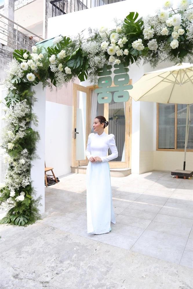 Ảnh cam thường Phương Trinh Jolie, liên tục lấy tay che bụng lớn-1